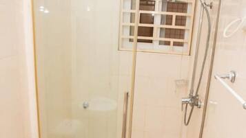 Bañera con ducha, jabón, papel higiénico