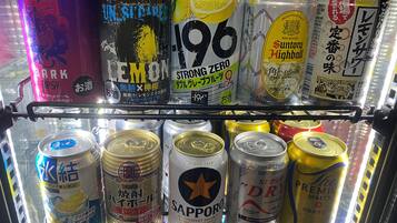 Mostrador refrigerado con diversas bebidas enlatadas.