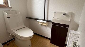 Combined shower/bathtub, free toiletries, hair dryer, slippers