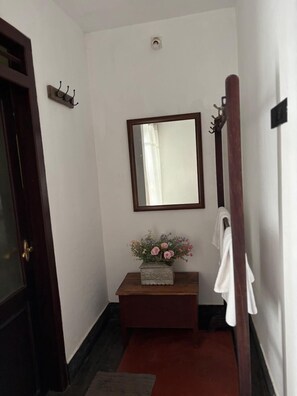 Verdunkelungsvorhänge, schallisolierte Zimmer, Bügeleisen/Bügelbrett