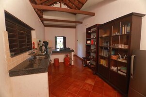 Refrigerador em uma área comum, micro-ondas em uma área comum