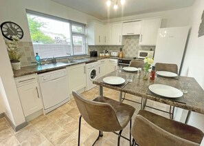 Fridge, oven, stovetop, toaster - 4 bedroom accommodation in Newbridge, Nr Yarmouth (Newbridge, Nr Yarmouth)