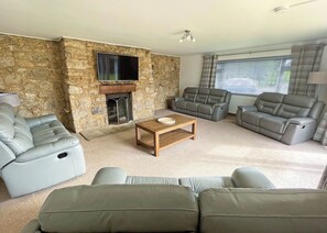 Living area - 4 bedroom accommodation in Newbridge, Nr Yarmouth (Newbridge, Nr Yarmouth)