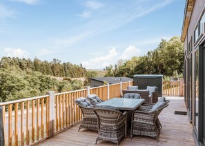 Outdoor dining - Magnolia Lodge VIP Hot Tub (Bridgnorth)