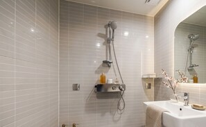 تجهيزات دش، مجففات شعر، مناشف، صابون