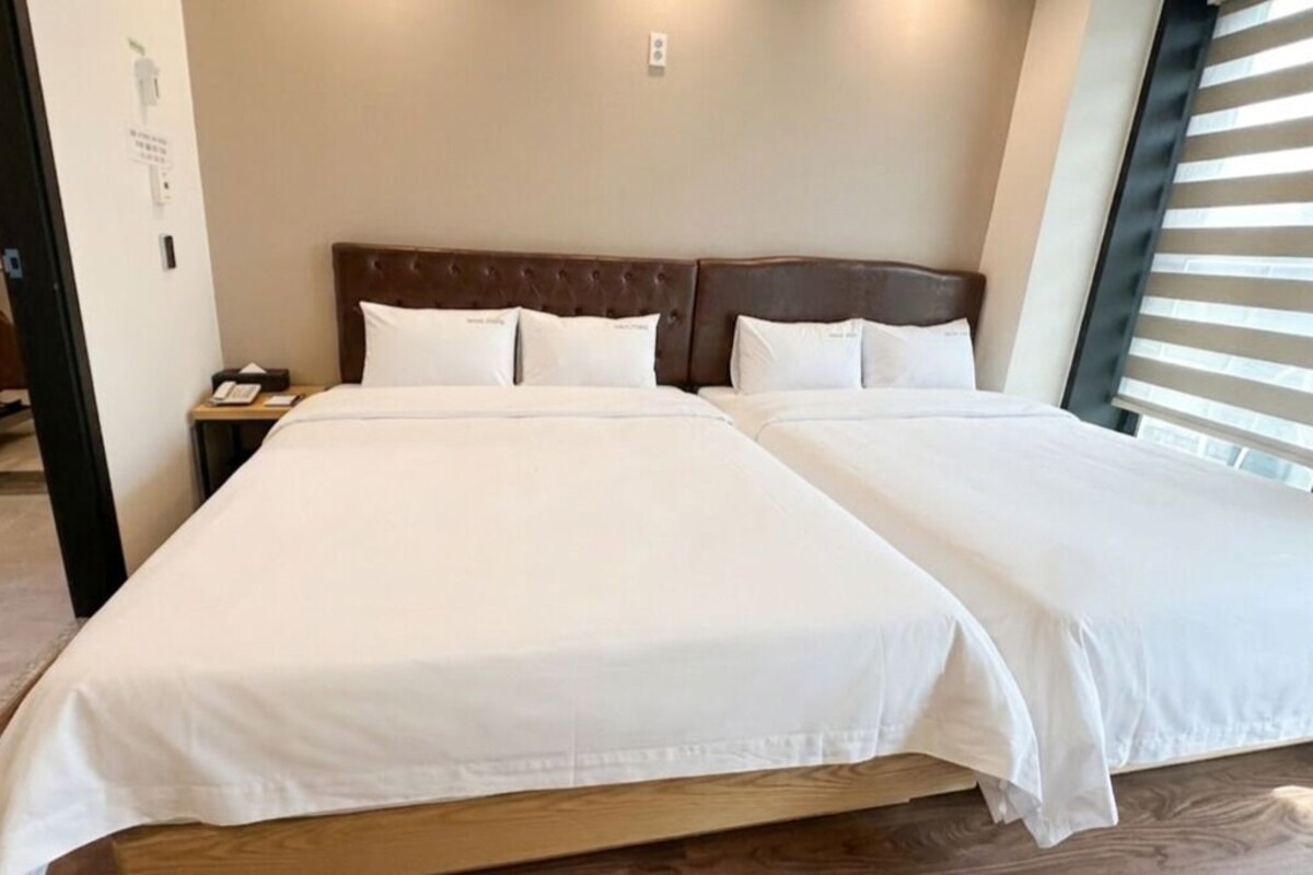 Premium bedding, WiFi (free), bed sheets