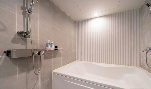 تجهيزات دش، مجففات شعر، مناشف، صابون