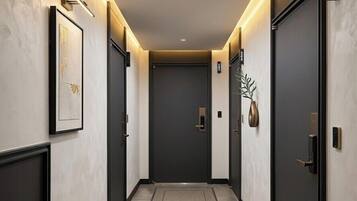 ๊ณ ๊ธ ์นจ๊ตฌ, ๋ฌด๋ฃ WiFi, ์นจ๋ ์ํธ, ํ ์ฒด์ด๋ก ์ด์ฉ ๊ฐ๋ฅ