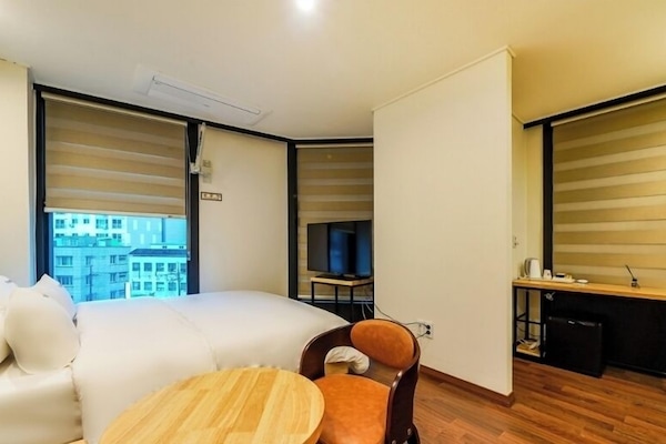 Free WiFi, bed sheets, wheelchair access