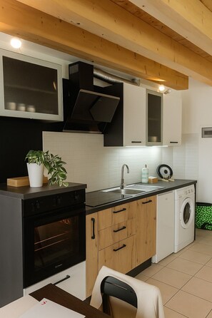 Fridge, oven, stovetop, coffee/tea maker