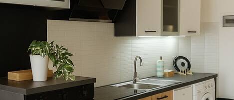 Fridge, oven, stovetop, coffee/tea maker