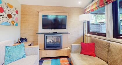 Comfortable lodge with one double and one twin bedroom.