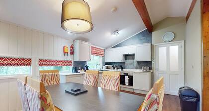 Comfortable lodge with one double and one twin bedroom.