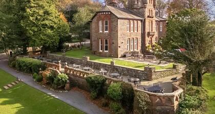 Comfortable lodge with one double and one twin bedroom.