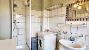 Shower, hair dryer, towels - Bibiana - Quiet vacation apartment Bibiana with terrace and WLAN in Kühlungsborn, (Kühlungsborn)