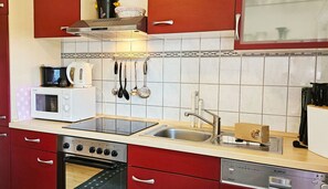 Réfrigérateur, four à micro-ondes, un four, surface de cuisson