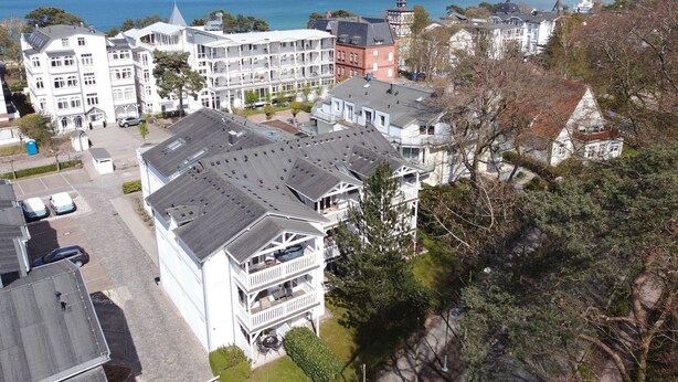 A coastal hotel with multiple buildings, a parking area, and a view of the sea. - Binz - WE Prorer Wiek 1 - Apartment for 4 persons near the beach and the center (Binz)