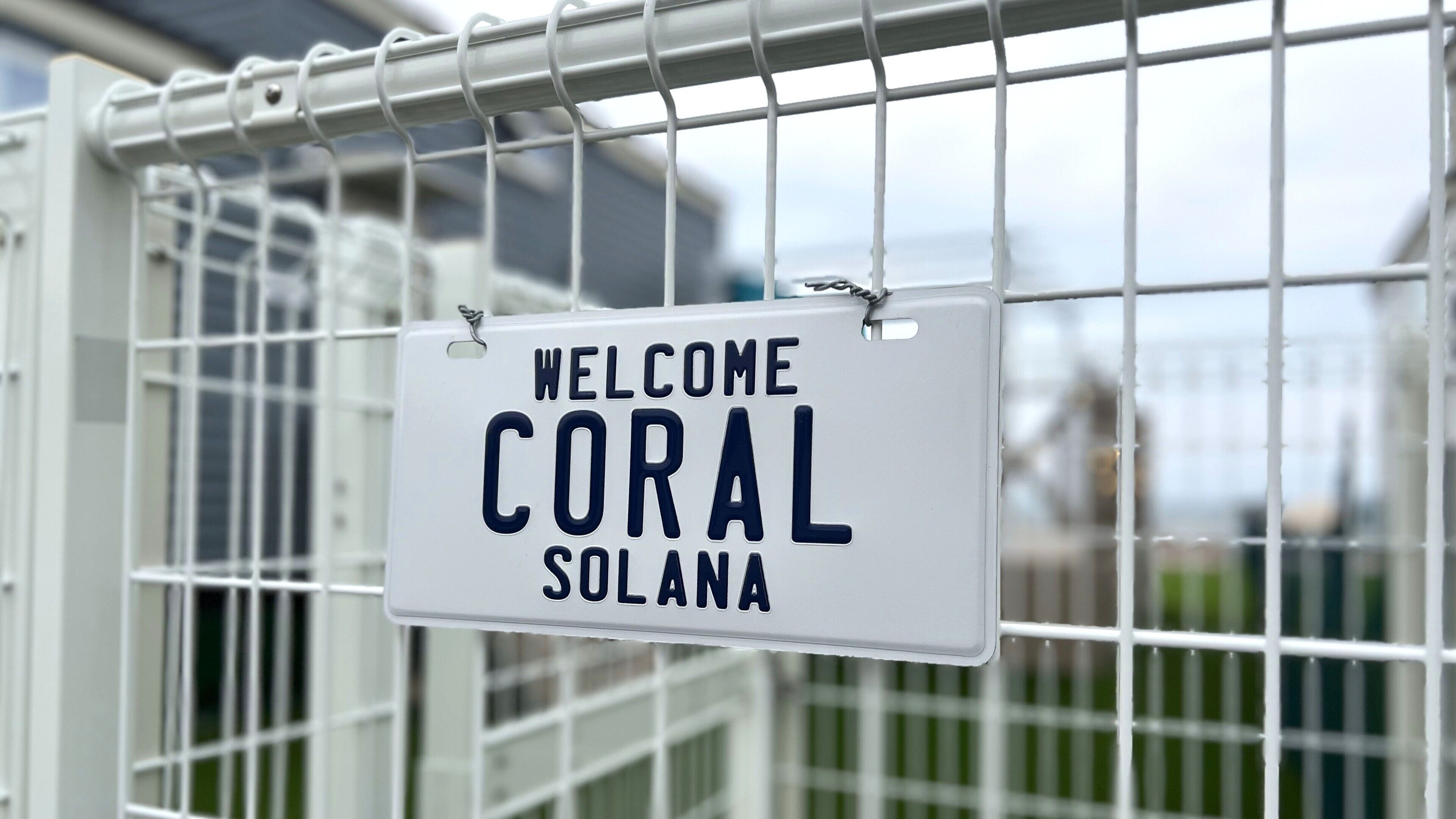 Señal de bienvenida para Coral, Solana.
