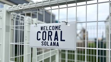 Señal de bienvenida para Coral, Solana.