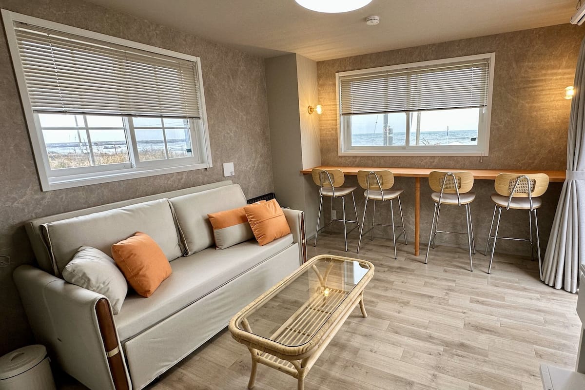 Wifi gratis, decoración personalizada y muebles diferentes 