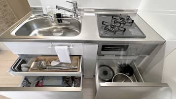 コーラル (最大5名), 禁煙:足湯, 焚火&BBQグリル完備 | 専用キッチン | 小型冷蔵庫、電子レンジ、コンロ、調理器具と食器