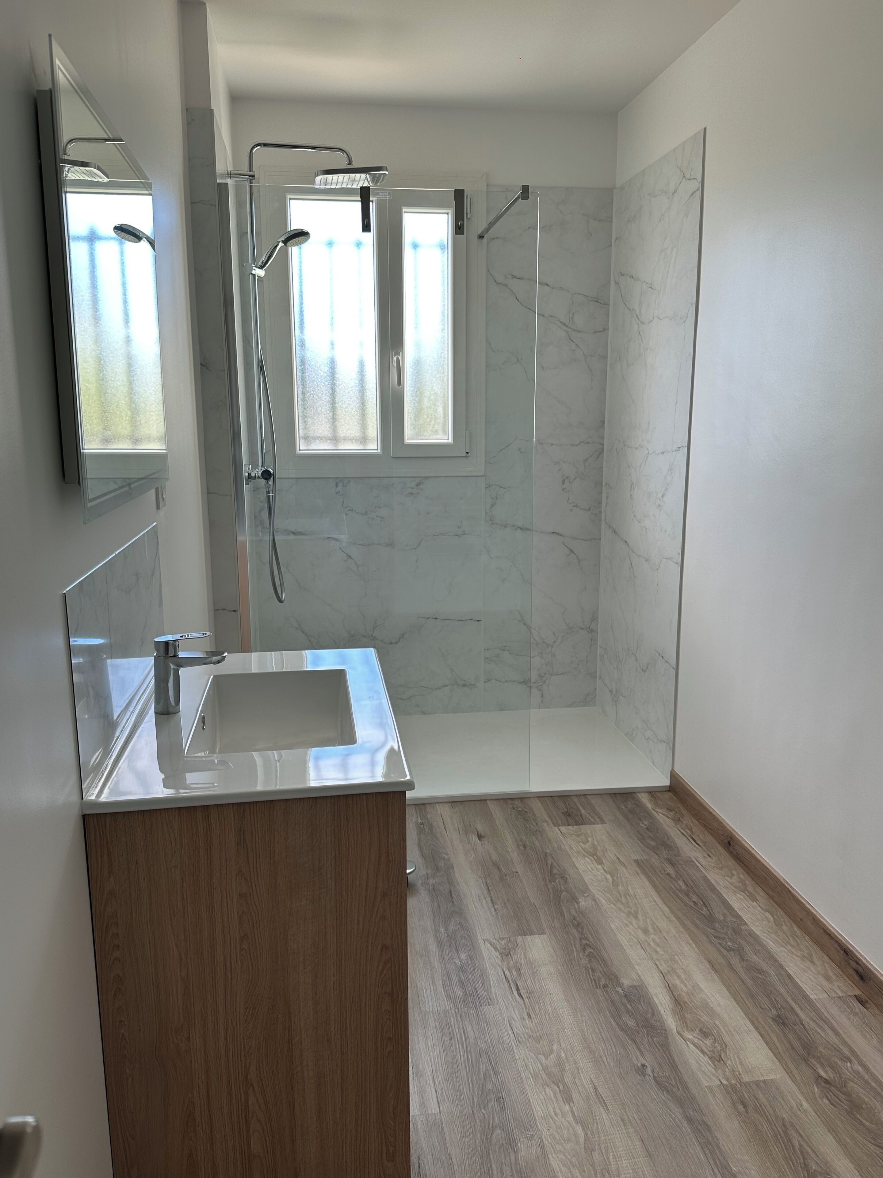 Ducha, secador de pelo, toallas y champú
