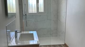 Ducha, secador de pelo, toallas y champú