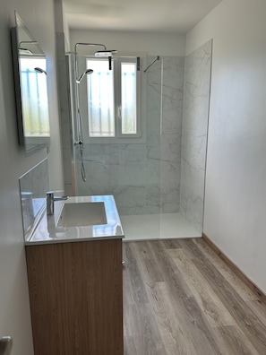 Shower, hair dryer, towels, shampoo - Charming, quiet house in Marennes (17) (Marennes-Hiers-Brouage)