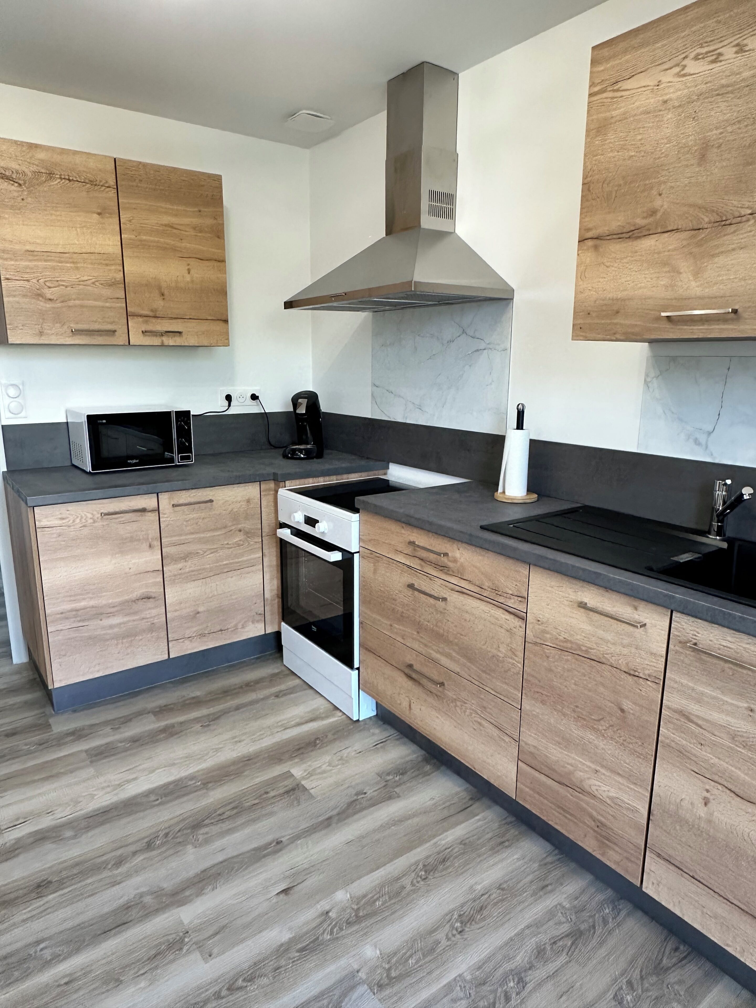 Kylskåp, mikrovågsugn, ugn och spishäll