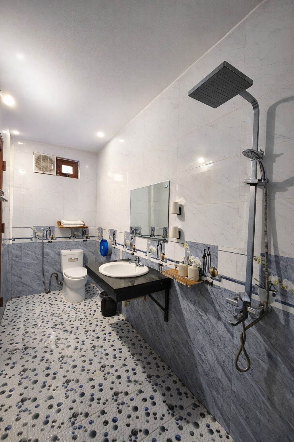 Un baño moderno con inodoro, lavabo y ducha.