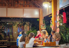 Smart TV de 42 pulgadas con canales digitales, una mesa de tenis de mesa