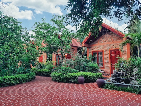 Bungalow, Garden View
