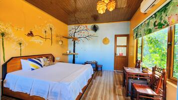 Tweepersoonskamer, balkon, uitzicht op bergen | Een minibar, een bureau, geluiddichte muren, gratis wifi