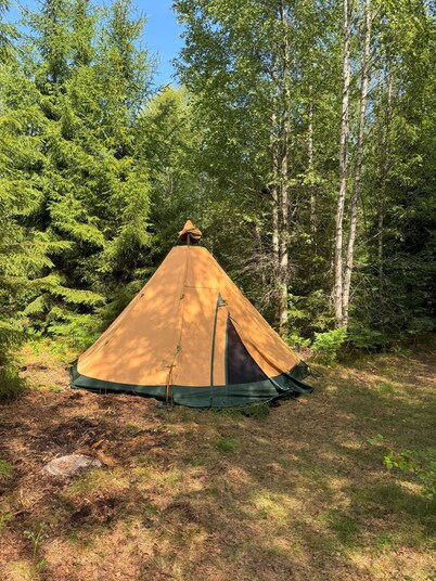 Natur pur im Tipi “Skogsanda”– Dein Rückzugsort in Schwedens Wildnis