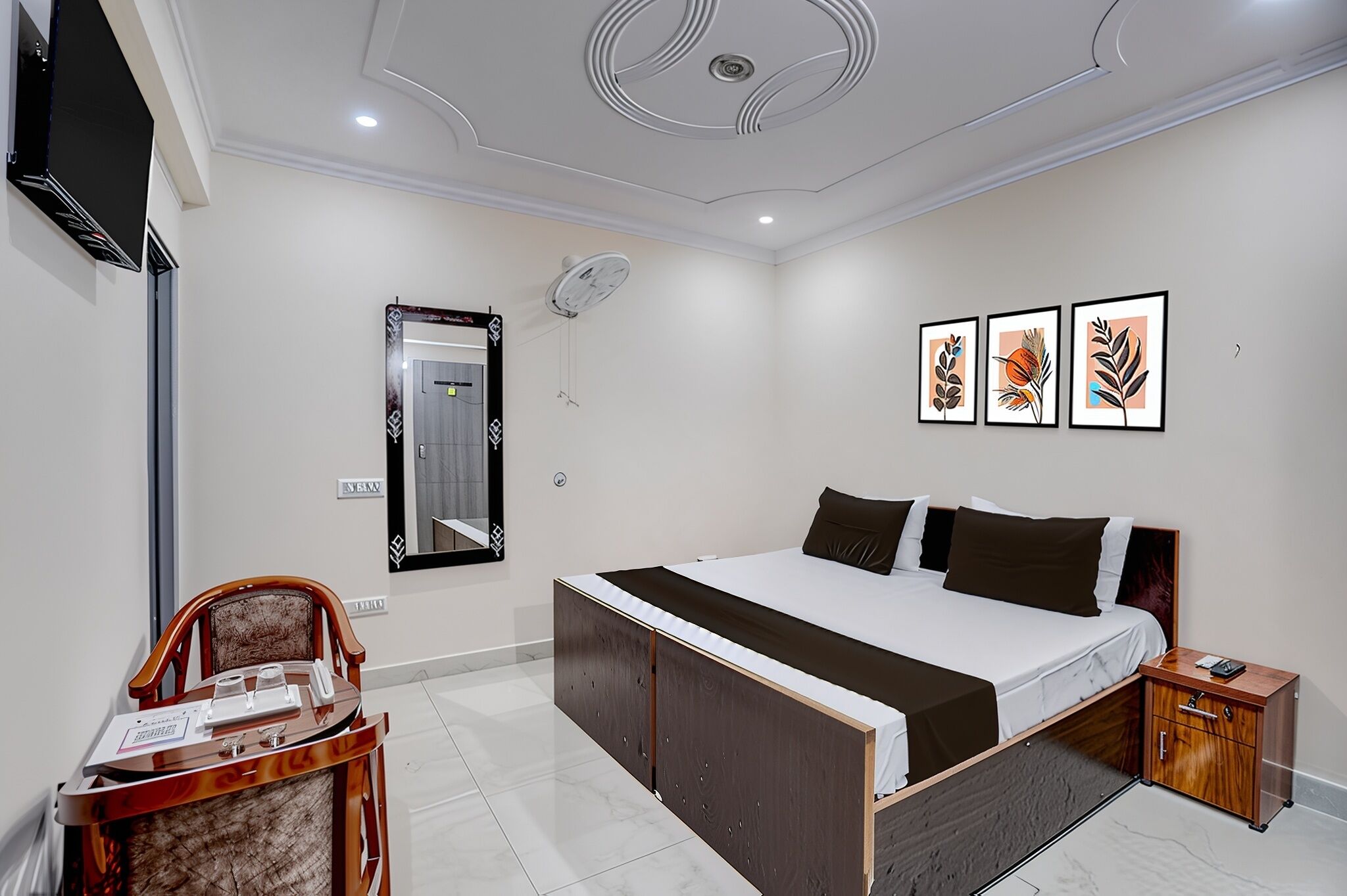 Un dormitorio moderno con cama, mesita de noche y escritorio con silla.