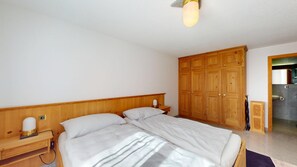 2 chambres, fer et planche à repasser, accès Internet, draps fournis