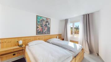 2 bedrooms, iron/ironing board, internet, bed sheets
