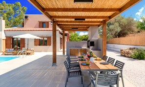 Outdoor dining - Vegghera Villa Private Pool (Paralia Kourna)