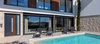 Villa Yana with Pool and Sea View