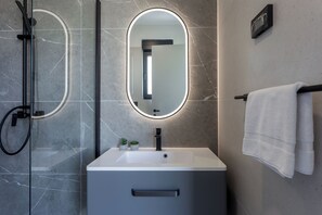 Villa Familiale, plusieurs chambres (Villa Yana with Pool and Sea View) | Salle de bain