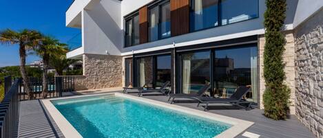 Kolam renang outdoor musiman