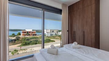 Biệt thự dành cho gia đình, nhiều phòng ngủ (Villa Yana with Pool and Sea View) | 3 phòng ngủ, truy cập Internet không dây miễn phí, bộ trải giường