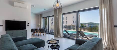 Perhehuvila, useita makuuhuoneita (Villa Yana with Pool and Sea View) | Oleskelualue | 21–tuumainen taulutelevisio, jossa kaapelikanavat