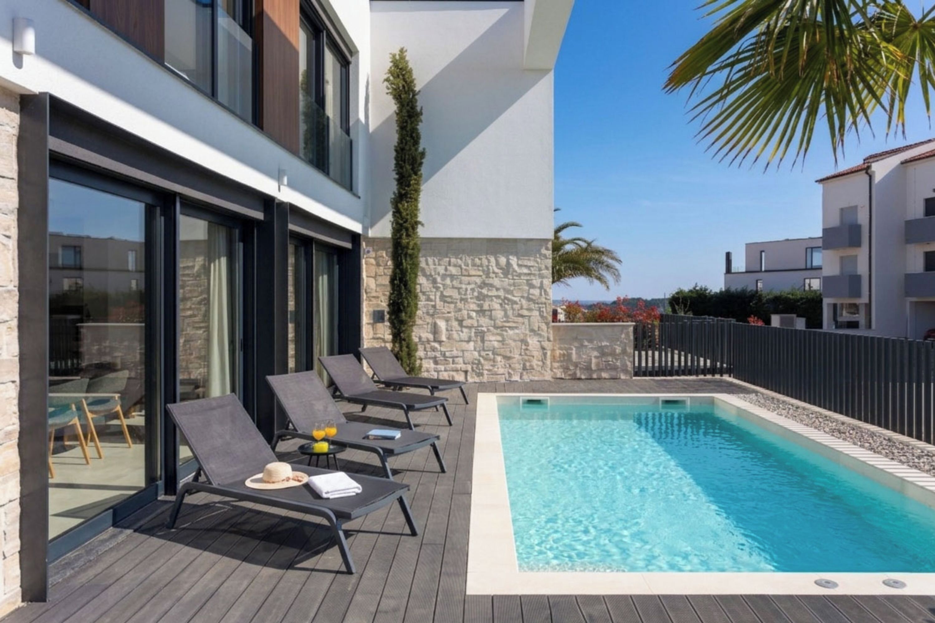 Una piscina al aire libre de temporada