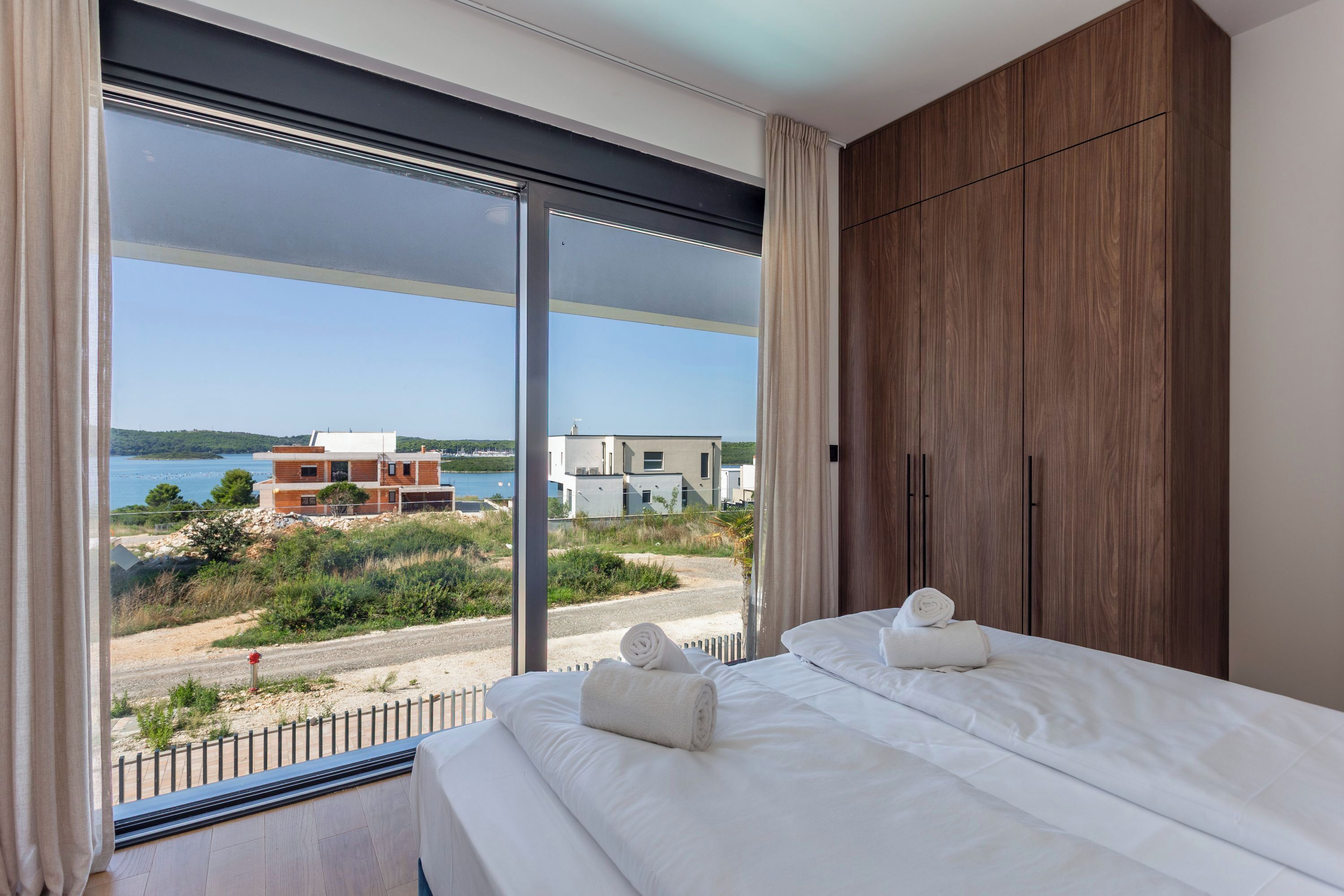 Familienvilla, Mehrere Schlafzimmer (Villa Yana with Pool and Sea View) | 3 Schlafzimmer, kostenloses WLAN, Bettwäsche