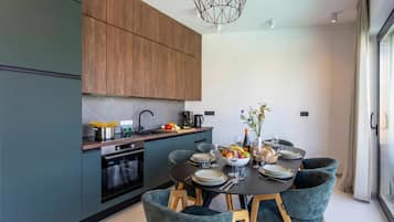 Biệt thự dành cho gia đình, nhiều phòng ngủ (Villa Yana with Pool and Sea View) | Khu ăn uống