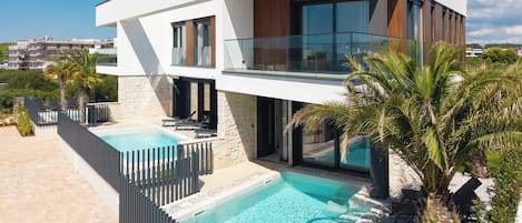 Perhehuvila, useita makuuhuoneita (Villa Emma with Pool and Sea View) | Uima-allas | Kauden mukainen ulkouima-allas