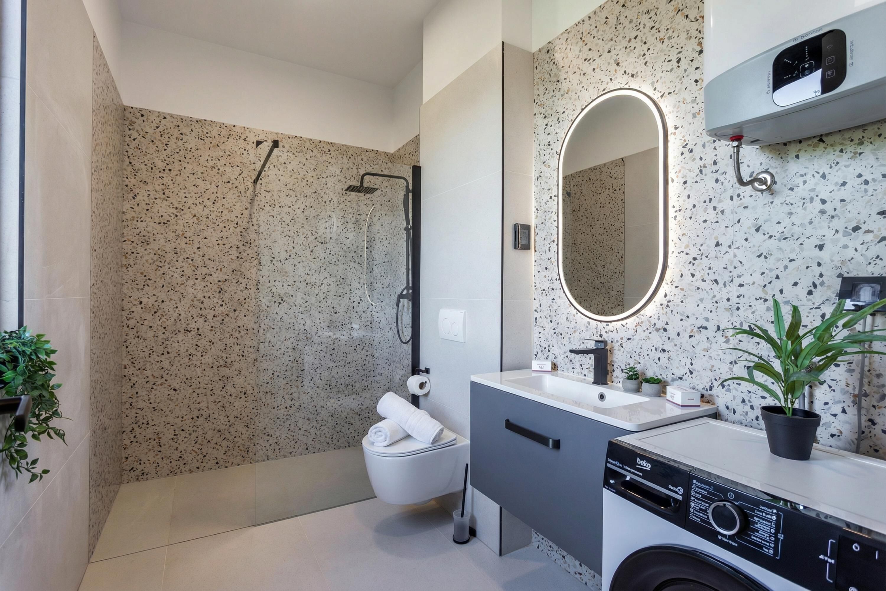 Buồng tắm vòi sen, khăn tắm, xà phòng, dầu gội 