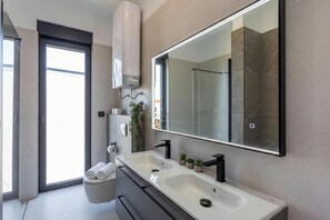 Shower, towels, soap, shampoo - Villa Emma With Pool and sea view (Medulin)