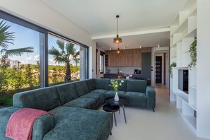 Villa familiar, varias habitaciones (Villa Petra with Pool and Sea View) | Área de sala de estar | Televisión de pantalla plana de 21 pulgadas con canales por cable 